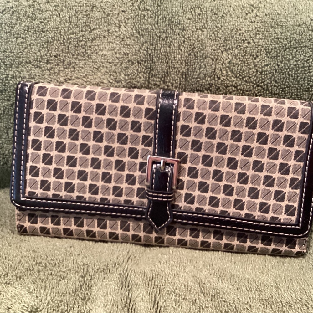 Nine and company ladies wallet. Like new. Black and gray with black trim.